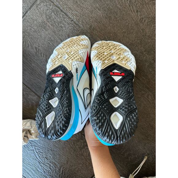 Nike LeBron 18 XVIII Low - Stewie Griffin - Picture 4 of 5